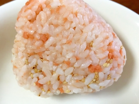 鮭フレークと白ごまのおにぎり～ごま油風味